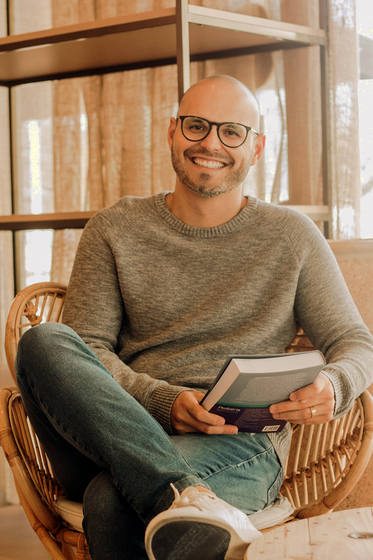 Médico pediatra no consultório